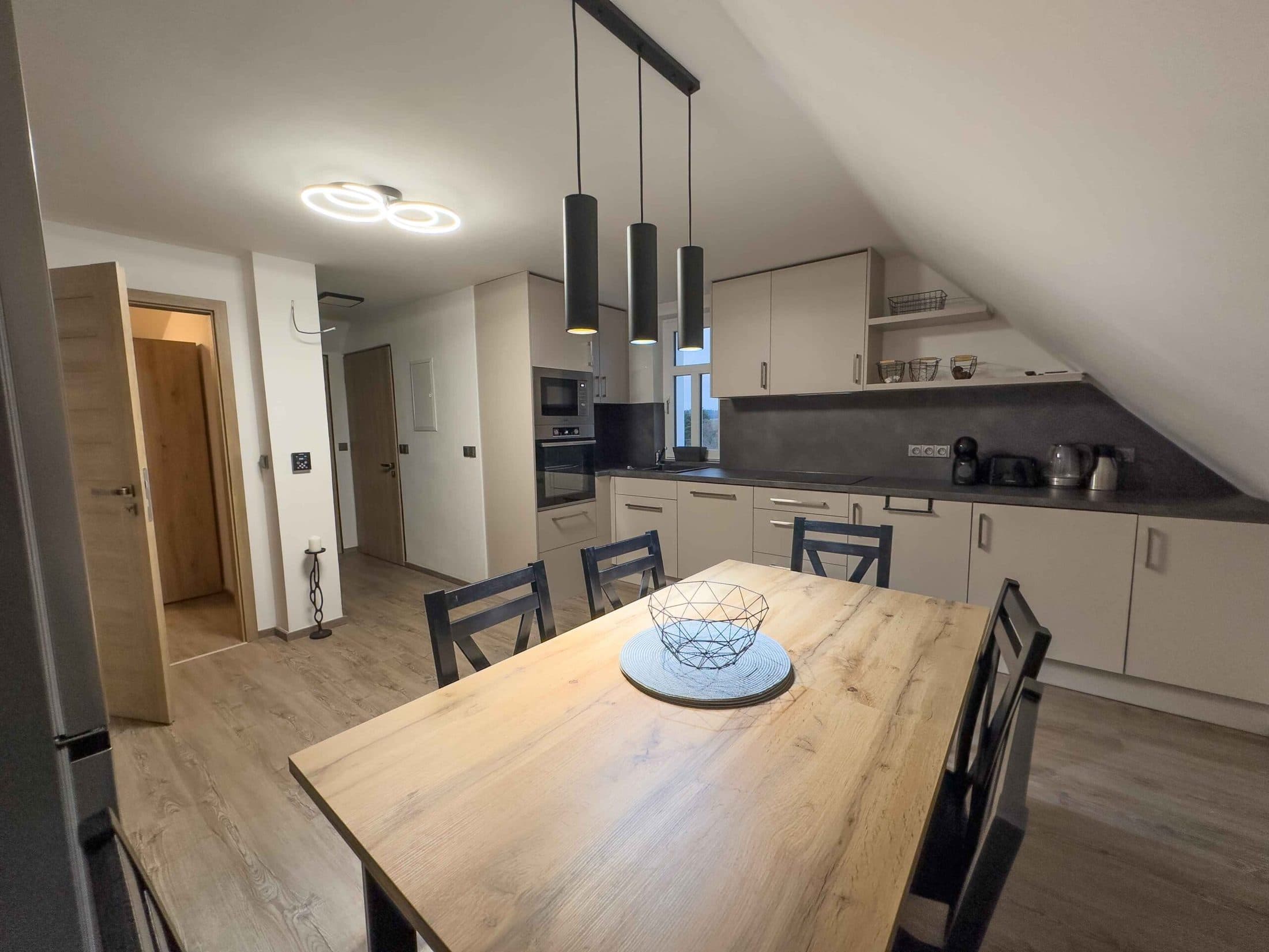 Apartmán Elisa – kuchyň s jídelním stolem
