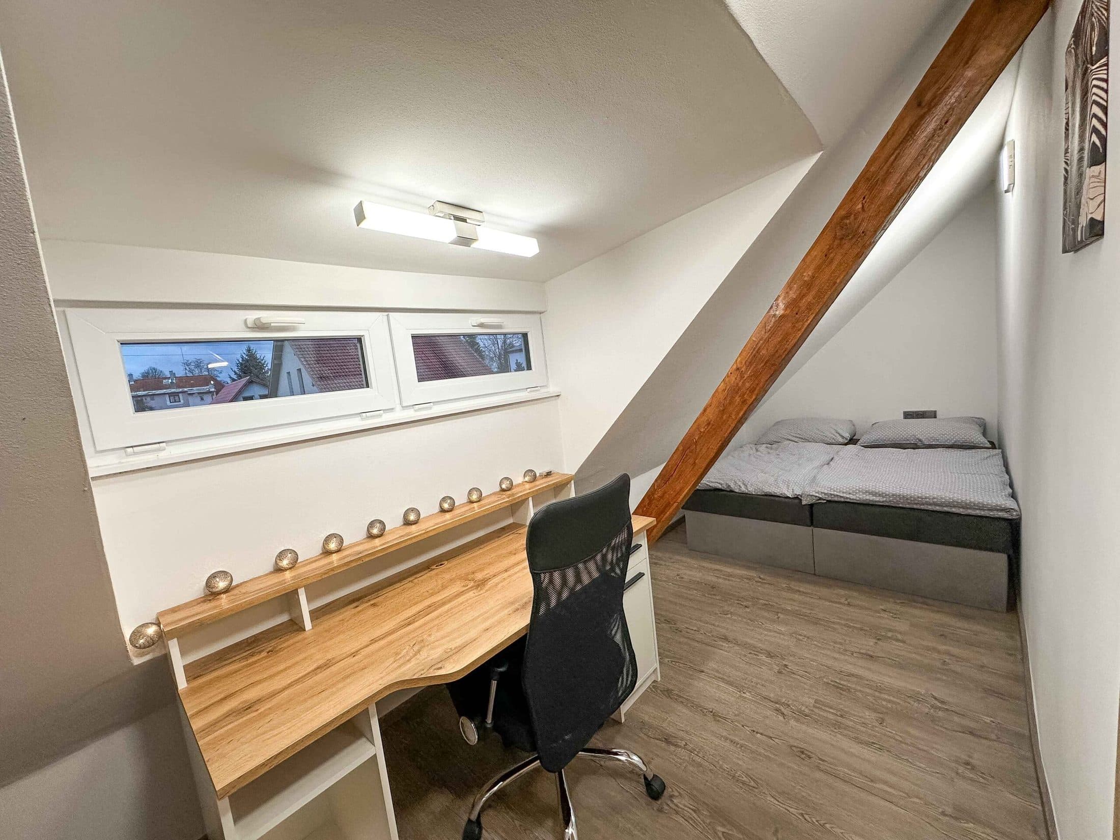 Apartmán Elisa – pokoj s pracovním stolem