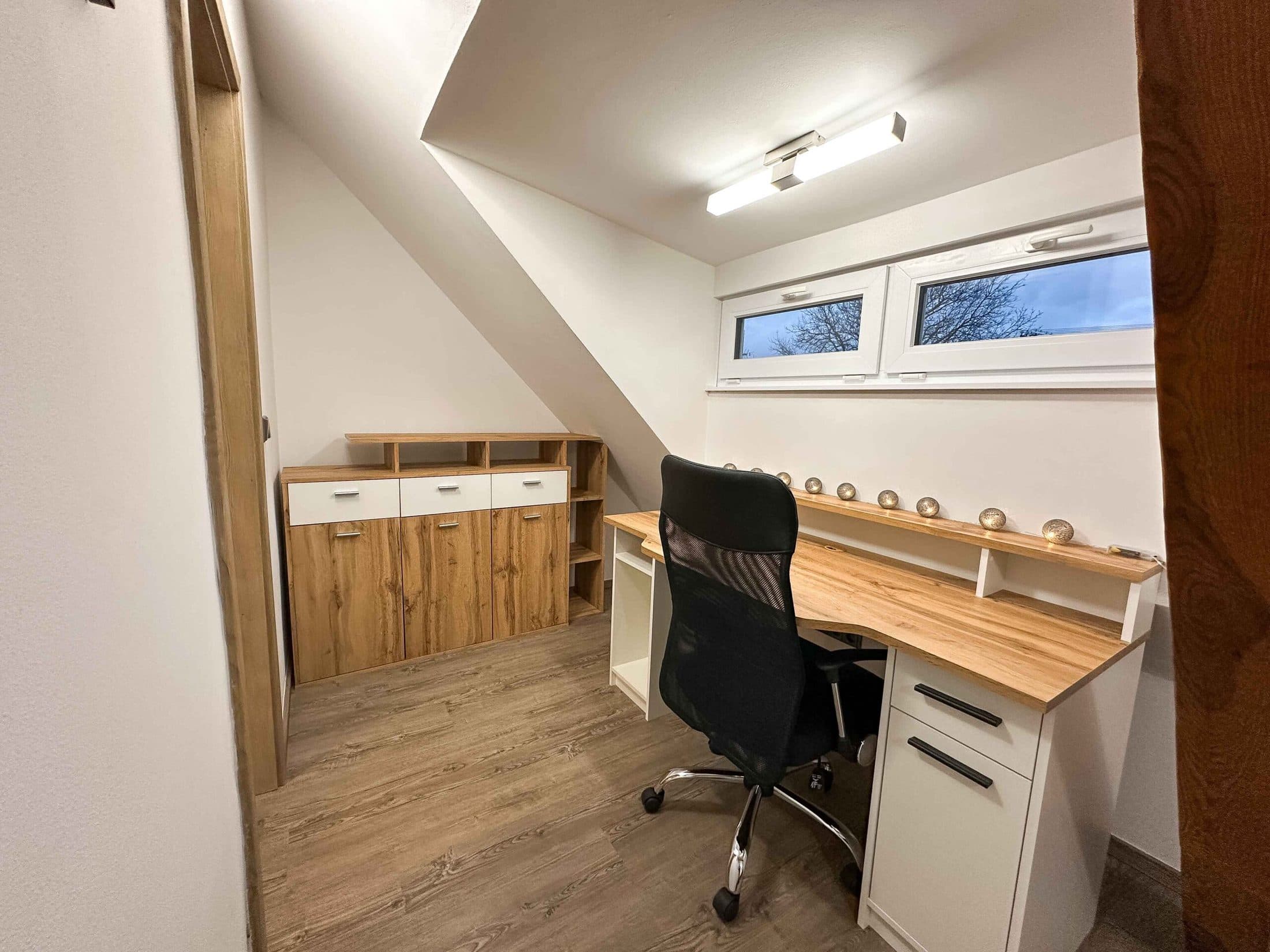 Apartmán Elisa – pokoj s pracovním stolem