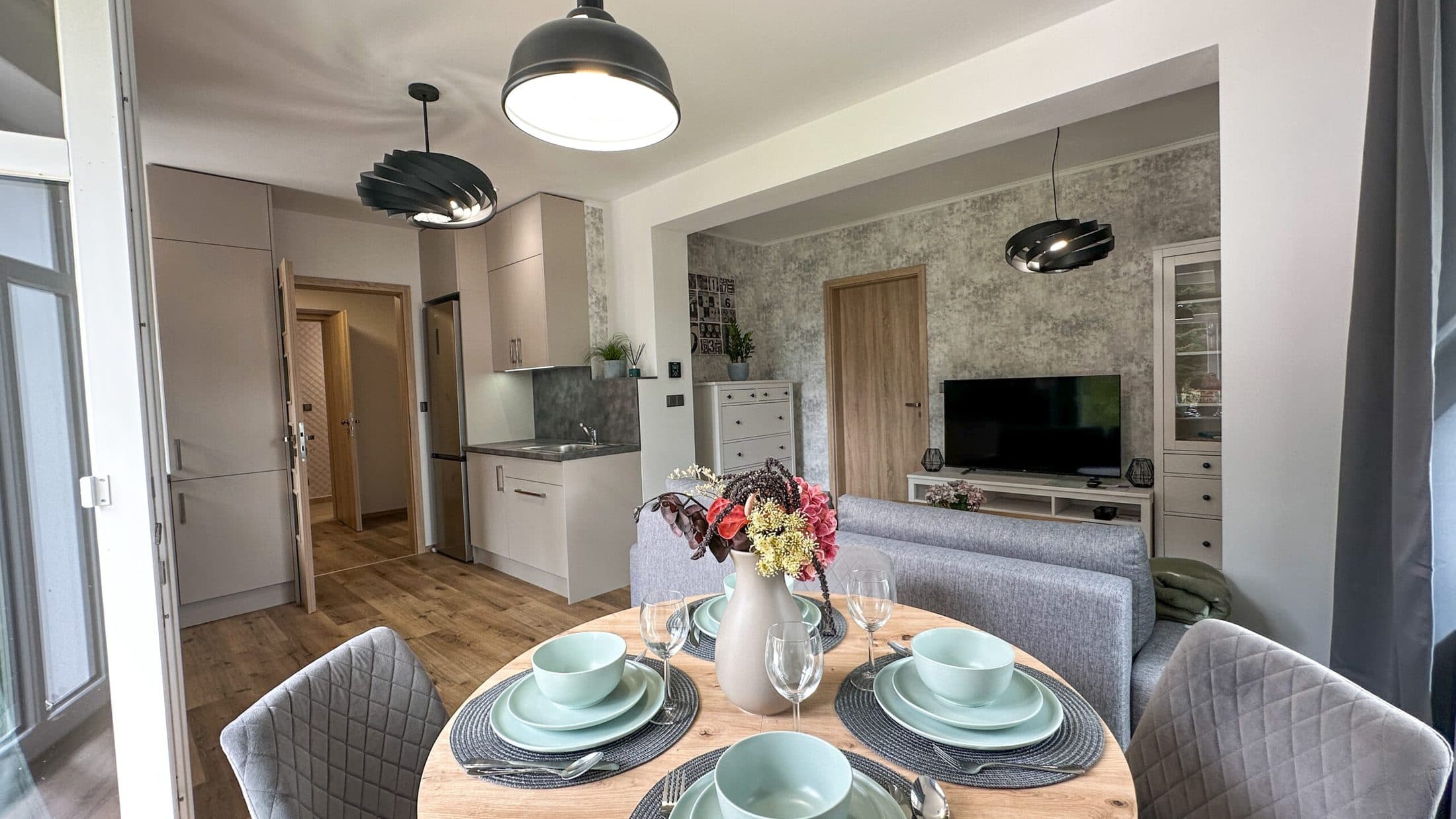 Apartmán Karolina – jídelní stůl v obývacím pokoji