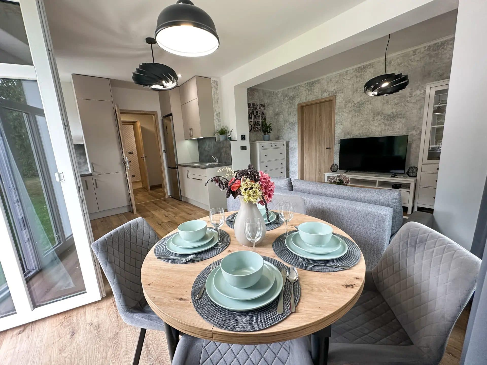 Apartmán Karolina – jídelní stůl v obývacím pokoji